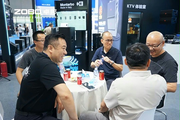 4 ZOBO卓邦在本次廣州展會已如火如荼進行到第3天，雖說是臨近尾期，但無論從展臺內(nèi)氛圍還是現(xiàn)場人流對比前兩日現(xiàn)場氣氛，依然是活力滿滿，專業(yè)觀眾和買家依舊絡繹不絕! 展會現(xiàn)場 第三天的ZOBO卓邦展位現(xiàn)場，依然高朋滿座、人氣爆棚。展會期間吸引了眾多觀眾朋友們前來觀摩、詢問，參展團隊成員們始終熱情接待，每一次溝通都傾盡全力，每一次服務都認真對待，只為客戶安心。 現(xiàn)場 · 交流 展會現(xiàn)場，ZOBO卓邦的展位人潮涌動，參觀者絡繹不絕。公司展示了多款新研發(fā)的音響產(chǎn)品，其中不乏行業(yè)內(nèi)的創(chuàng)新之作。這些產(chǎn)品不僅在技術上領先，更在設計和應用上展現(xiàn)出了ZOBO卓邦對市場的敏銳洞察力和對用戶需求的深刻理解。 卓邦展臺的人氣爆棚，無數(shù)觀眾駐足觀看，咨詢不斷。參展首日盛況，相信大家已經(jīng)感受到，卓邦為大家?guī)碇匕醍a(chǎn)品及服務亮相本次展會。 技術 · 講解 ZOBO卓邦在展會期間，不僅提供了專業(yè)的技術講解和產(chǎn)品演示，還積極回答用戶的問題，解決用戶的疑慮。這種周到、細致的服務，讓用戶在感受到公司技術實力的同時，也體驗到了公司真誠的服務態(tài)度。 ZOBO卓邦的展位依然熱鬧非凡。公司的技術人員和銷售人員熱情地向參觀者介紹產(chǎn)品的特點和優(yōu)勢，解答他們的疑問和困惑。許多參觀者都對ZOBO卓邦的產(chǎn)品表示了濃厚的興趣，并紛紛表示希望與公司建立合作關系，共同開拓市場。這不僅是對公司技術實力的認可，更是對公司服務品質(zhì)的肯定。 聚焦 · 產(chǎn)品 此次展會的成功舉辦，不僅進一步鞏固了ZOBO卓邦在音視頻行業(yè)的地位，也為公司未來的發(fā)展奠定了堅實的基礎。未來，ZOBO卓邦將繼續(xù)秉承“以技術贏市場，以服務樹口碑”的經(jīng)營理念，不斷提升技術實力和服務品質(zhì)，為用戶提供更加優(yōu)質(zhì)的產(chǎn)品和服務。同時，公司也將積極參與行業(yè)內(nèi)的交流和合作，推動整個行業(yè)的發(fā)展和進步。 展會期間，公司展示了多款新技術產(chǎn)品，這些產(chǎn)品不僅在設計上獨具匠心，更在性能上實現(xiàn)了重大突破。這些創(chuàng)新技術的應用，不僅提升了產(chǎn)品的競爭力，也為用戶帶來了更好的使用體驗。